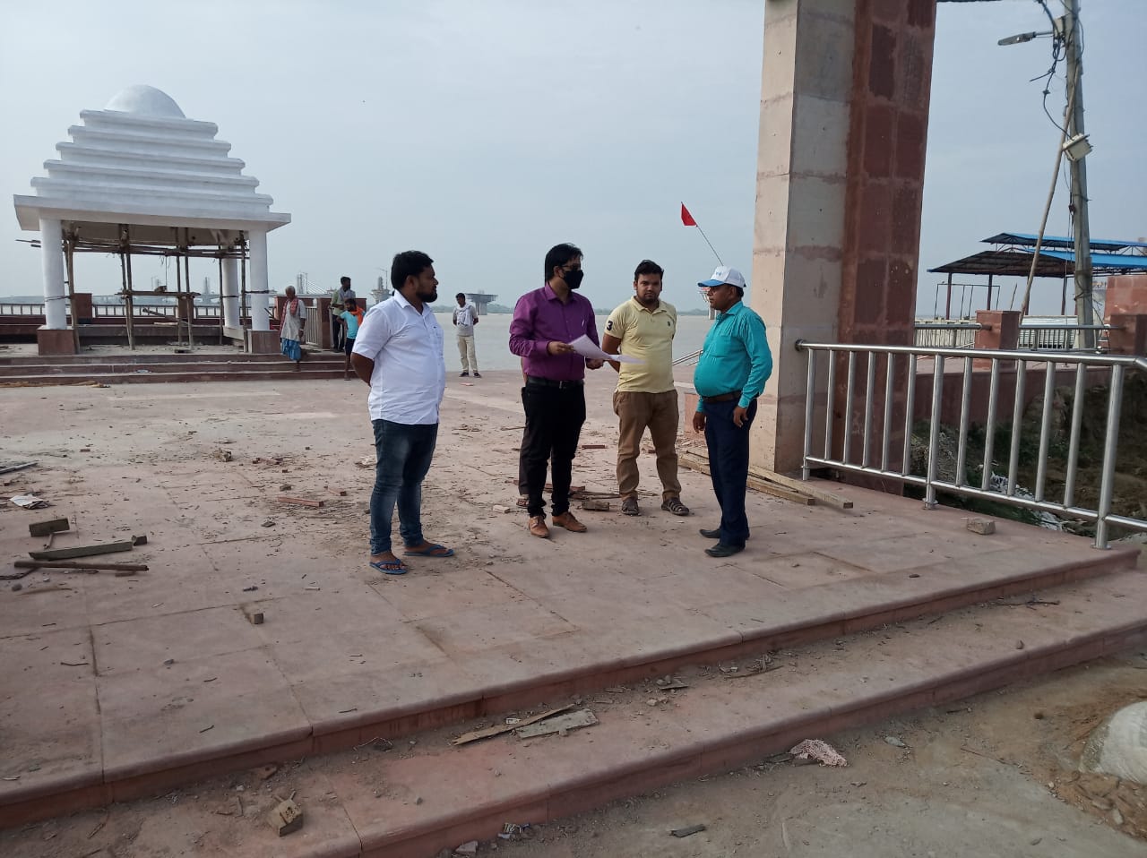 नमामि गंगे योजनाओं का निरक्षण करने कार्यपालक पदाधिकारी अभीनव कुमार पहुचे दिए आवश्यक निर्देश।। 1 IMG 20210708 WA0066