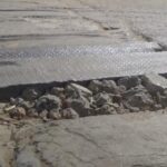 Inq Tmp 30 सुल्तानगंज मुख्य चौंक पर लगा प्लेट खतरे को दे रहा है आमंत्रण।