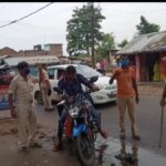 स्थानीय थाना अध्यक्ष द्वारा चलाया गया सघन वाहन चेकिंग।