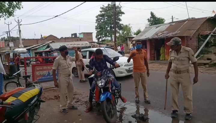 स्थानीय थाना अध्यक्ष द्वारा चलाया गया सघन वाहन चेकिंग। 1 IMG 20210712 WA0055