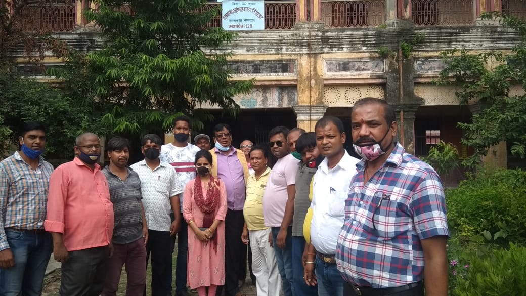 विधायक डॉ.प्रो.ललित नारायण मंडल ने विघालय के जिर्णोद्धार को लेकर किए निरक्षण।। 1 IMG 20210715 WA0016