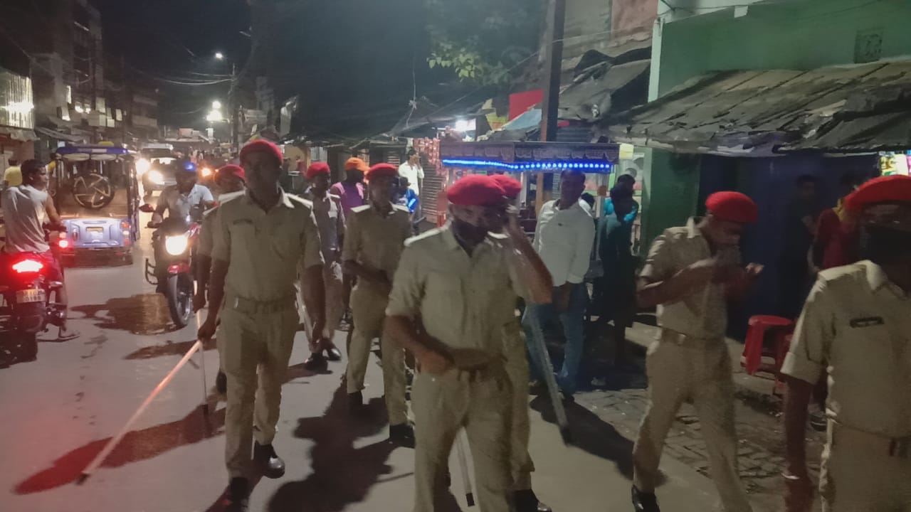 सुलतानगंज थानाध्यक्ष द्वारा शहर के विभिन्न जगहों मे पुलिस जवान ने किए फ्लैग मार्च।।। 1 IMG 20210722 WA0004