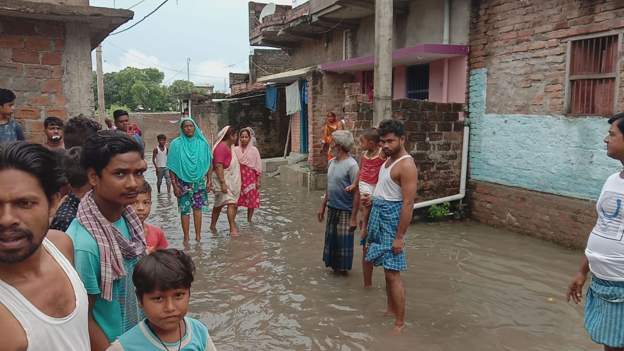 दस वर्षों से जूझ रहा है जलजमाव से लोग , नाला निर्माण नहीं होने से लोगों ने की जमकर नारेबाजी 2 IMG 20210727 WA0017