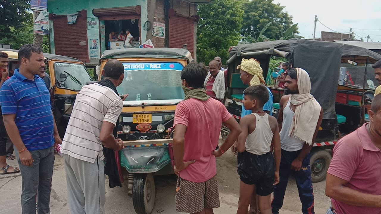 सुलतानगंज तिलकपुर नशोपुर चौक के समिप स्टेण्ड के दबंग युवकों द्वारा टेम्पो चालकों से मारपीट करने पर हडताल कर किया हंगामा।।। 2 IMG 20210728 WA0009