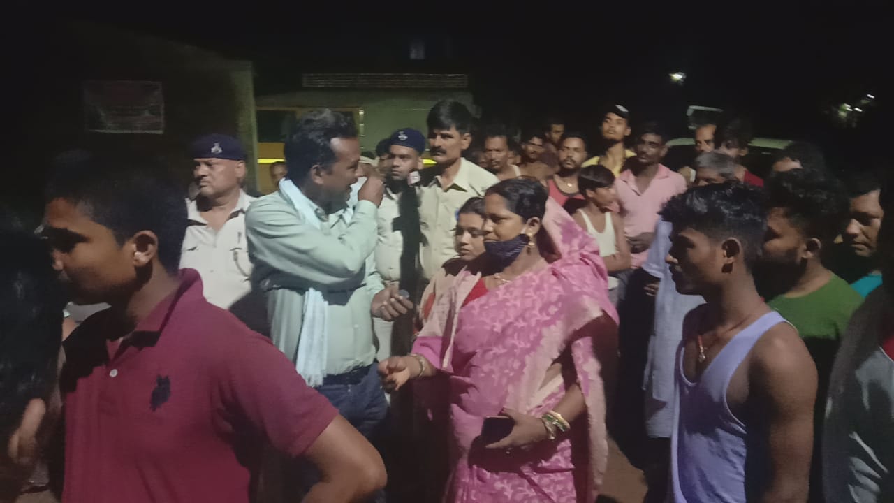 सुलतानगंज मे जलजमाअ के निकासी को लेकर ग्रामीणों मे झडप मौके पर पहुचे सभापति व स्थानीय पुलिस मामला को शांत करते हुए युध्द स्तर पर कार्य। 1 IMG 20210730 WA0006