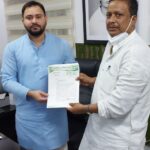 Inq Tmp 32 राजद के बिहार महासचिव सह कटिहार प्रभारी ने महगाई को लेकर प्रतिपक्ष नेता तेजस्वी यादव को ज्ञापन सौपा।।