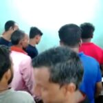 Inq Tmp 36 वैक्सीन के नाम पर ग्रामीणों ने सोशल डिस्टेंसिंग का जमकर उड़ाया मजाक
