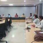 जिले में चल रहा है विकास कार्यों में तेजी लाने को लेकर जिलाधिकारी ने किया बैठक