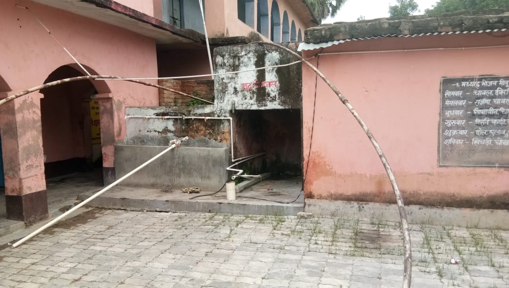 सुल्तानगंज कमराय मध्य विद्यालय में अज्ञात चोरों द्वारा लगातार चोरी की घटना को दे रहे है अंजाम। 1 IMG 20210902 WA0012