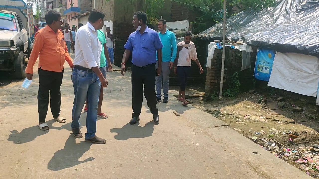 सुलतानगंज के अब्जुगंज नवादा गांव मे मुख्यमंत्री योजनाओं के तहत जलनल योजनाओं मे अनियमितता वर्तने पर विडिओ ने स्थल निरक्षण किए।।। 1 IMG 20210904 WA0001