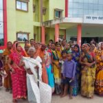Inq Tmp 36 बाढ़ पीड़ितो ने बाढ़ राहत राशि को लेकर प्रखंड मुख्यालय में सीओ व विडियो का किया घेराव।।InquilabIndia