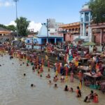 अजगैबीनाथ गंगा घाटों में तीज पर्व एवं चरचंदा पर्व को लेकर गंगा स्नान के लिए महिलाओं की भीड़ उमड़ पड़ी है।