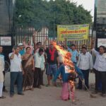 Inq Tmp 30 सुलतानगंज के नगर परिषद के कर्मचारियों ने अनिश्चित कालीन हडताल के सातवें दिन अपनी मांगों को लेकर प्रधान सचिव का पुतला दहन कर प्रर्दशन किए।।
