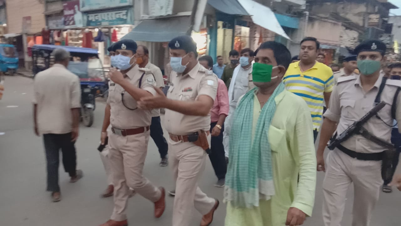 आगमी पंचायत चुनाव को लेकर डीएसपी डॉ.गौरव कुमार ने नगर मे किए फ्लैग मार्च।।। 1 IMG 20210916 WA0003