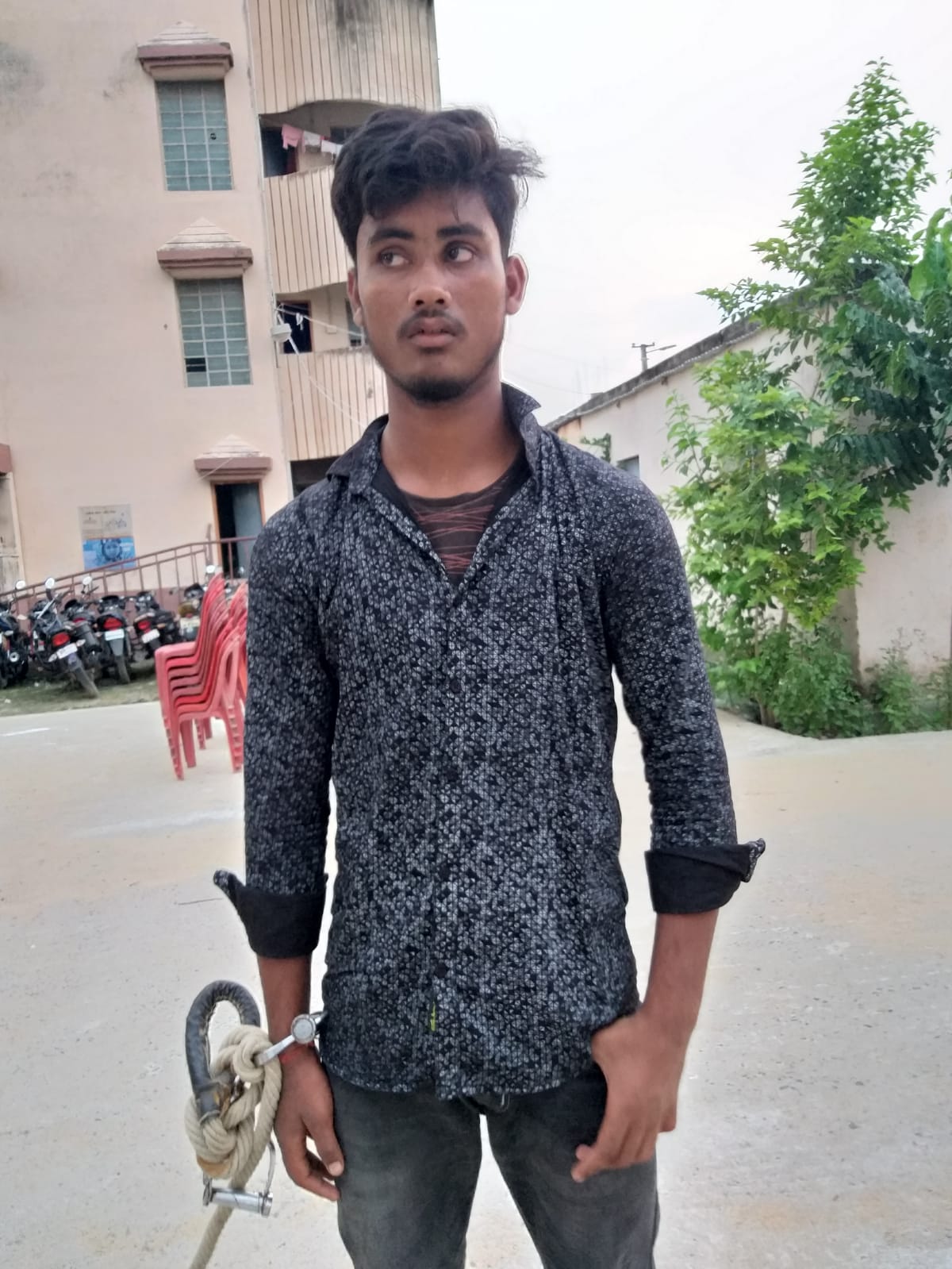 सुलतानगंज सब्जी मंडी बजार मे पुलिस ने झोला से पैसा छिनतई कर फरार हो रहे एक युवक को गिरफ्तार किए।।। 1 IMG 20210917 WA0006