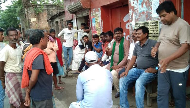 राजद कार्यकर्ताओं ने बाढ पिडितो को मुआवजा दिलाने को लेकर गनगनियां पंचायत मे किए बैठक।। IMG 20210925 WA0004