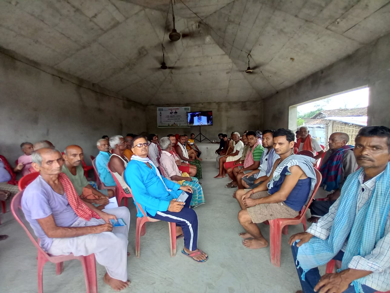 मड़वा और सोनवर्षा पैक्स में इफको के किसान गोष्ठी में किसानो ने टीवी पर सुनी गृहमंत्री अमित शाह का संबोधन ।। InquilabIndia 2 IMG 20210925 WA0049