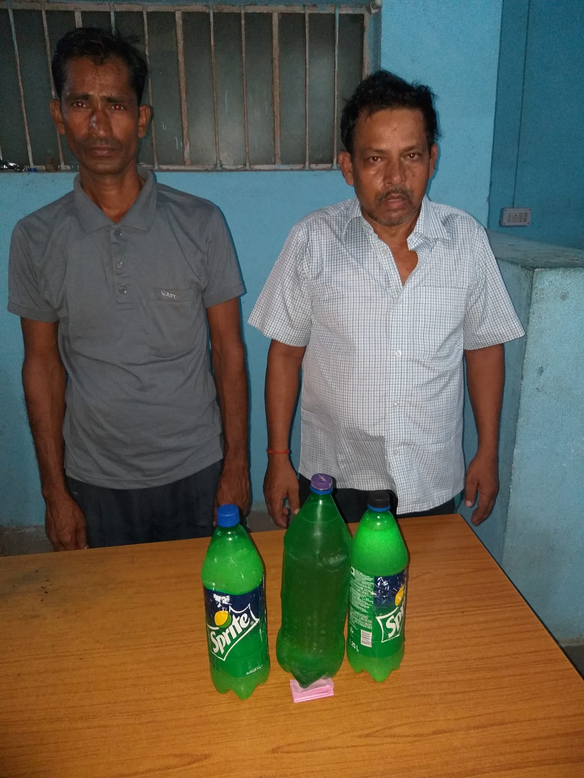 सुलतानगंज पुलिस ने गुप्त सुचना के अधार पर एक मकान मे दो शराबी को गिरफ्तार किए।। 1 IMG 20210926 WA0003
