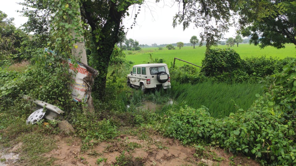 अमरपुर थाना क्षेत्र के बुच्ची मोड़ के समीप अनियंत्रित होकर ब्लोरो पलट गया। 1 IMG 20211001 WA0000