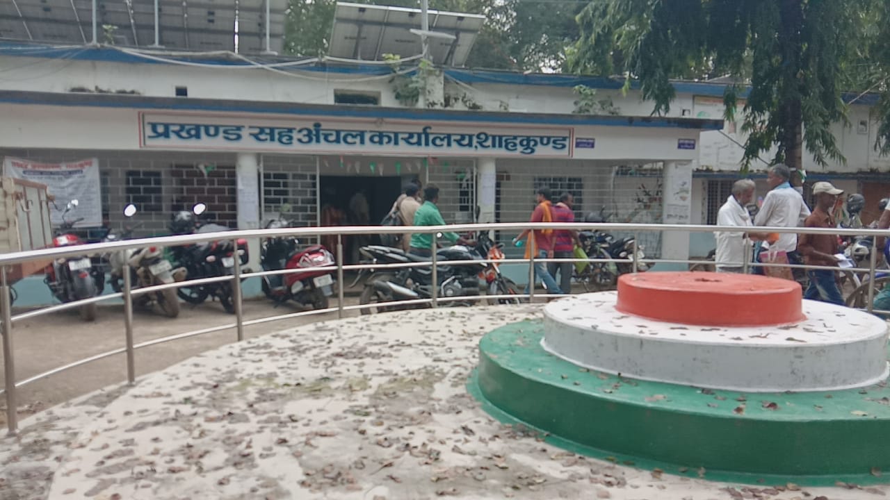 शाहकुंड प्रखंड मे 20 अक्टूबर को पंचायत चुनाव को लेकर डीएम, एस एसपी, सहित कई वरिय अधिकारी शाहकुंड पहुचे।। 1 IMG 20211020 WA0003