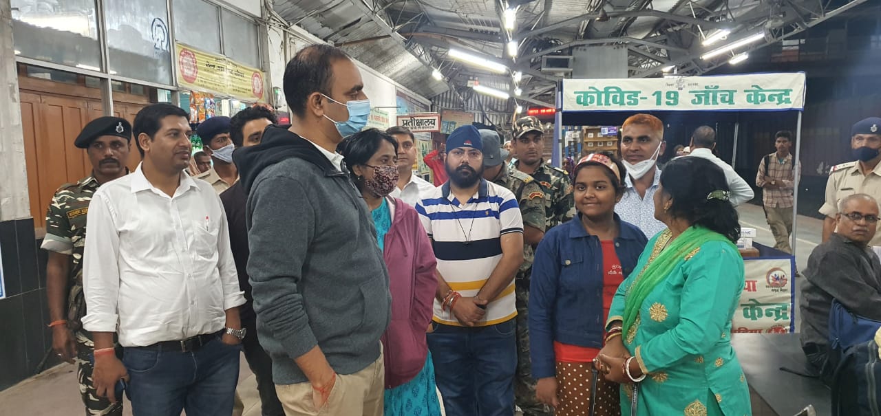 जिलाधिकारी की उपस्थिति में कोशिश टीकाकरण महा अभियान का बिहार का पहला टीका खगड़िया रेलवे स्टेशन पर लाभुक को दिया गया ।। Inquilabindia 2 IMG 20211028 WA0017