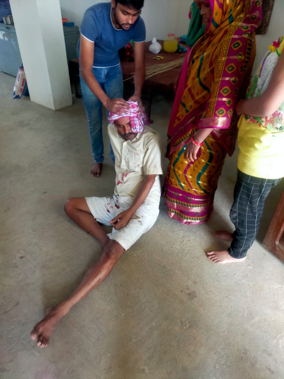 गरीब ब्यापारी के साथ दिन दहाड़े मारपीट कर मांगी फिरौती के रूपये, ब्यापारी की स्थिति नाजुक ।। Inquilabindia 3 IMG 20211031 WA0007