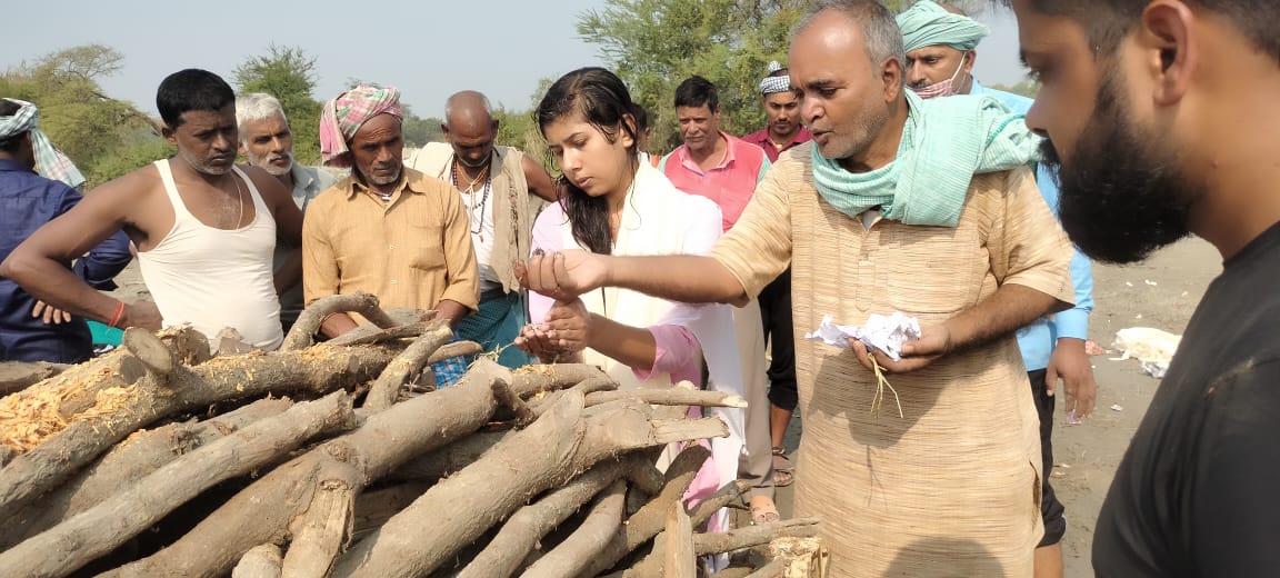 मृतक का नहीं था कोई पुत्र , माता-पिता के साथ रहने वाली सबसे छोटी पुत्री ने किया अंतिम संस्कार।। Inquilabindia 3 IMG 20211106 WA0022
