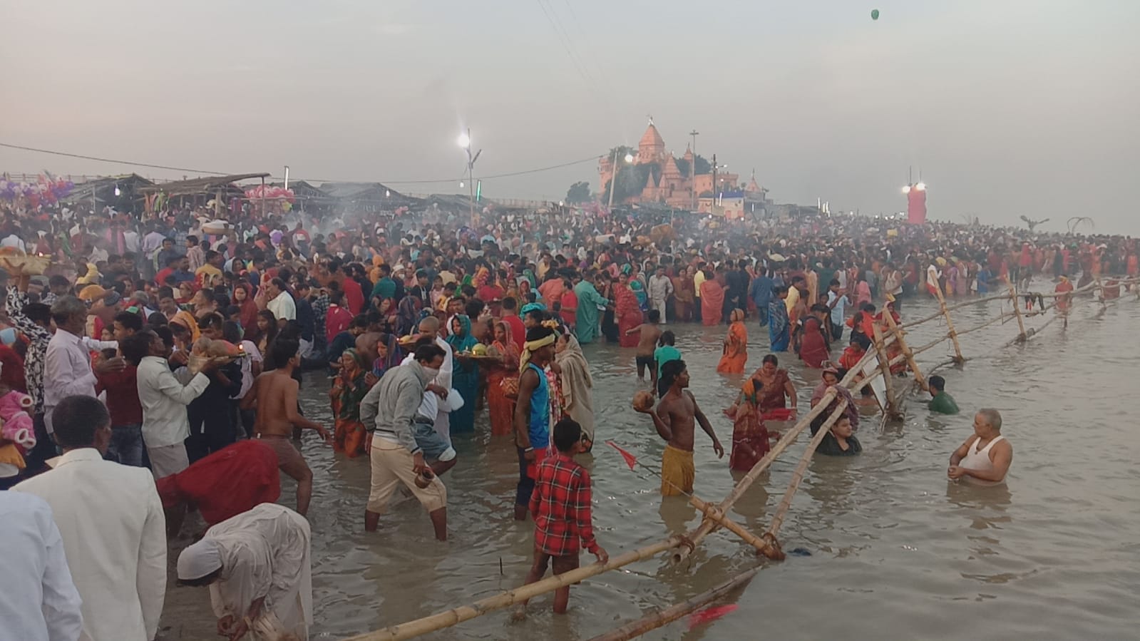 सुलतानगंज आजगैविनाथ गंगा तट पर उदयमान सुर्य हो अर्ग देने हजारों श्रद्धालु गंगा घाट पहुचे।।। 2 IMG 20211111 WA0005