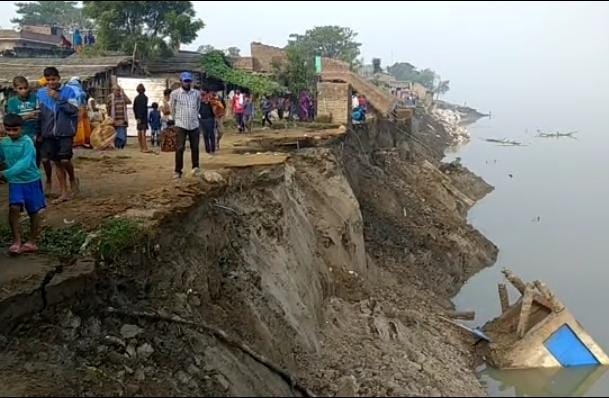 दु जवान बेटी छय घर भी गंगा मा समाय गेले कि करबे आबा केकरो सहारा ना छय ।। InquilabIndia 2 IMG 20211207 WA0010
