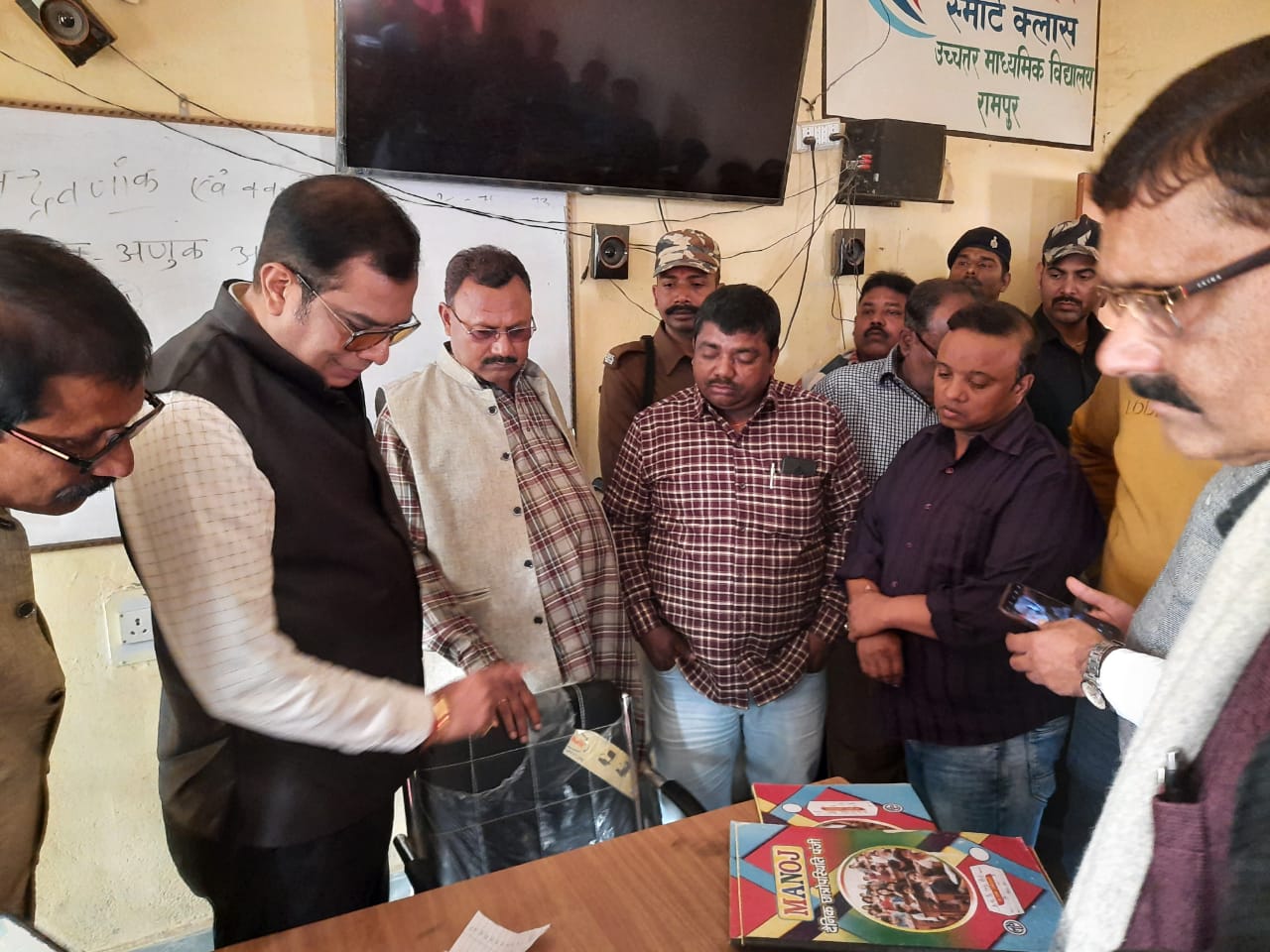 विद्यालय में फर्जी उपस्थिति देख बिफरे परबत्ता विधायक ।। Inquilabindia 2 IMG 20211207 WA0025