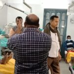 सीएचसी परबत्ता में दो डाक्टर आपस में भिड़े उपस्थित लोग देखते रहें तमाशा ।। Inquilabindia