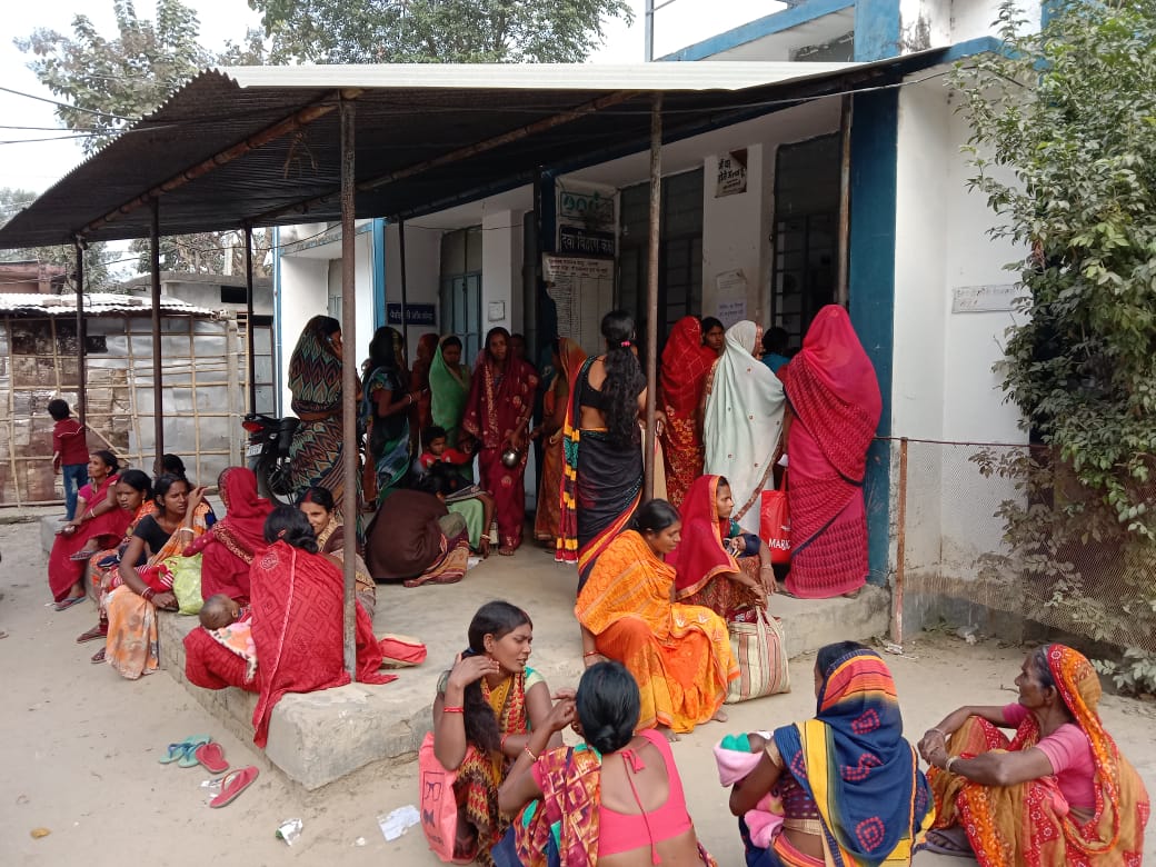 सीएचसी परबत्ता में दो डाक्टर आपस में भिड़े उपस्थित लोग देखते रहें तमाशा ।। Inquilabindia 2 IMG 20211208 WA0003