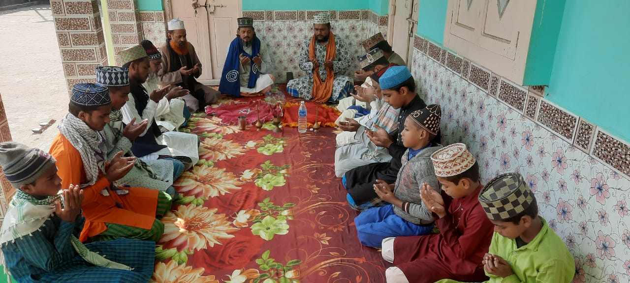 खानका में दुआ करते सज्जादानशीं व नायव सजजादानशींखानका में दुआ करते सज्जादानशीं व नायव सजजादानशीं ।। Inquilabindia 1 IMG 20211217 WA0002