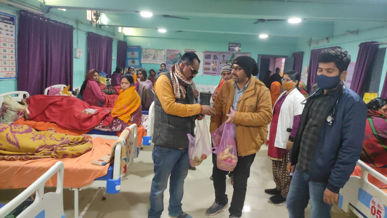 भाजपा कार्यकर्ताओं ने स्वास्थ्य मंत्री मंगल पाण्डेय का जन्मदिन मरीजों के बीच फल वितरण कर मनाए।। Inquilabindia 1 IMG 20211231 WA0030