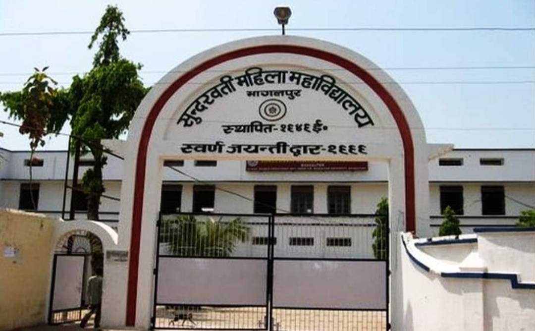 सुंदरवती महिला महाविद्यालय की स्नातकोत्तर विभाग की छात्राएं अब नए वर्ष से प्रत्येक माह की 15 तारीख को लाल पाढ़ सहित लेमन येलो साड़ी पहनकर ही भारतीय परिधान में कक्षा में प्रवेश कर सकेंगे। Screenshot 20211216 223818