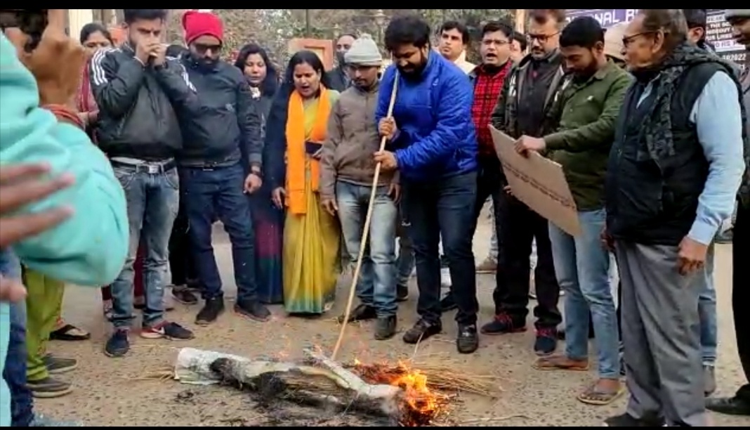 मांझी के अनर्गल बयान पर ब्राह्मण और हिंदू समाज ने साथ मिल कर फूंका पूर्व मुख्यमंत्री का पुतला ।। Inquilabindia 2 Screenshot 20211220 183753