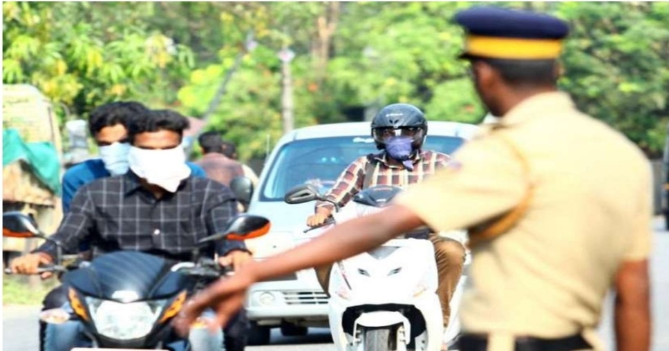 सघन वाहन चेकिंग के दौरान बिना हेलमेट के एक शख्स को पकड़ा तो पुलिस पर खैनी खाने का लगाया इल्जाम 1 Screenshot 20211231 213648