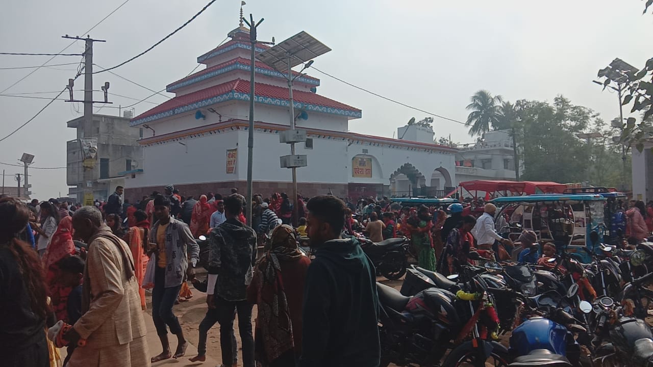 नव वर्ष को लेकर अजगैबीनाथ धाम मे भक्तों की भीड उमडी।। 2 IMG 20220102 WA0011