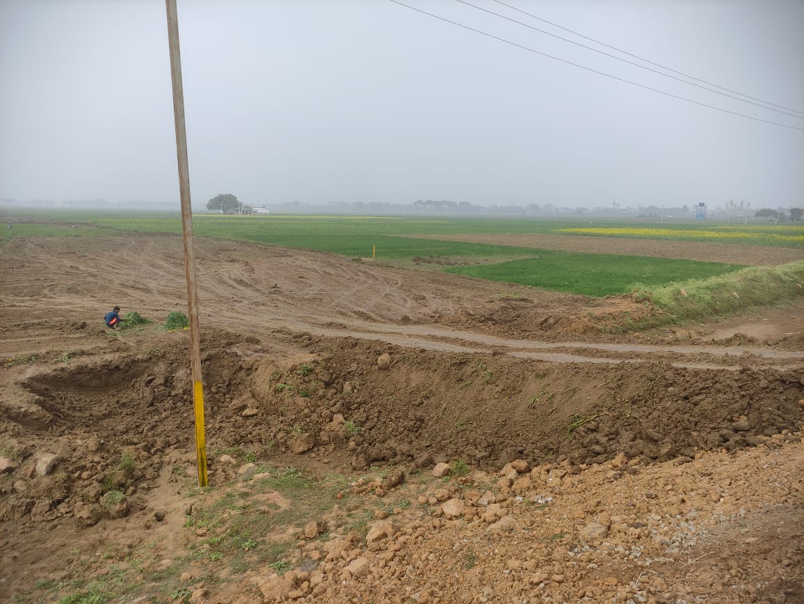 अकबरनगर में मुआवजा नही मिलने पर किसानों ने कार्य का किया विरोध ,आक्रोश ।। Inquilabindia 2 IMG 20220103 WA0007