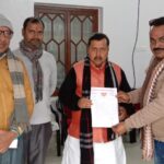 भाजपा कार्यकर्ताओं ने अकबरनगर मे जाम कि समस्याओं को लेकर पथ निर्माण मंत्री को सौपा एक ज्ञापन।।