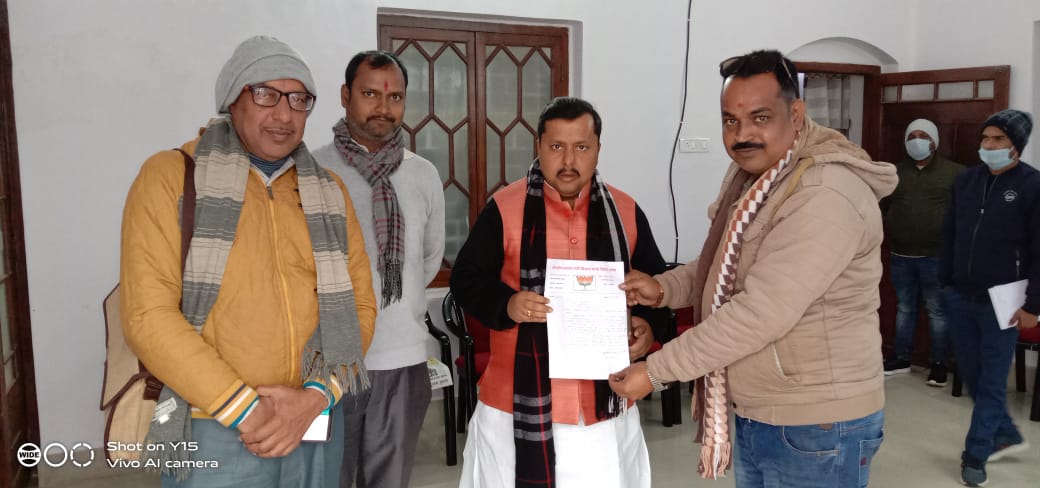 भाजपा कार्यकर्ताओं ने अकबरनगर मे जाम कि समस्याओं को लेकर पथ निर्माण मंत्री को सौपा एक ज्ञापन।। 1 IMG 20220103 WA0035