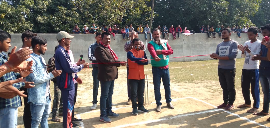 तिलकपुर क्रिकेट मैदान मे फाइनल मैच मे बरियारपुर का रहा कब्जा।। InquilabIndia 1 IMG 20220108 WA0023