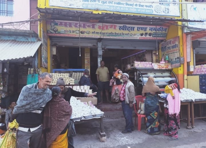 तिलकुट की खुशबू से महकने लगा नारायणपुर का मधुरापुर बाजार ।। Inquilabindia 1 IMG 20220109 WA0001