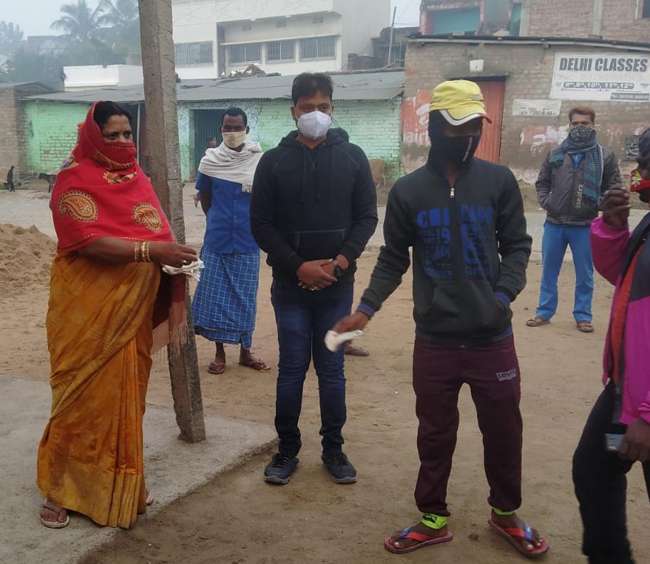 सुलतानगंज नगर सभापति नीलम देवी ने बढते कोरोना संक्रमण को देखते हुए सफाई कर्मचारियों के बीच बांटे मास्क ।। 1 IMG 20220112 WA0000