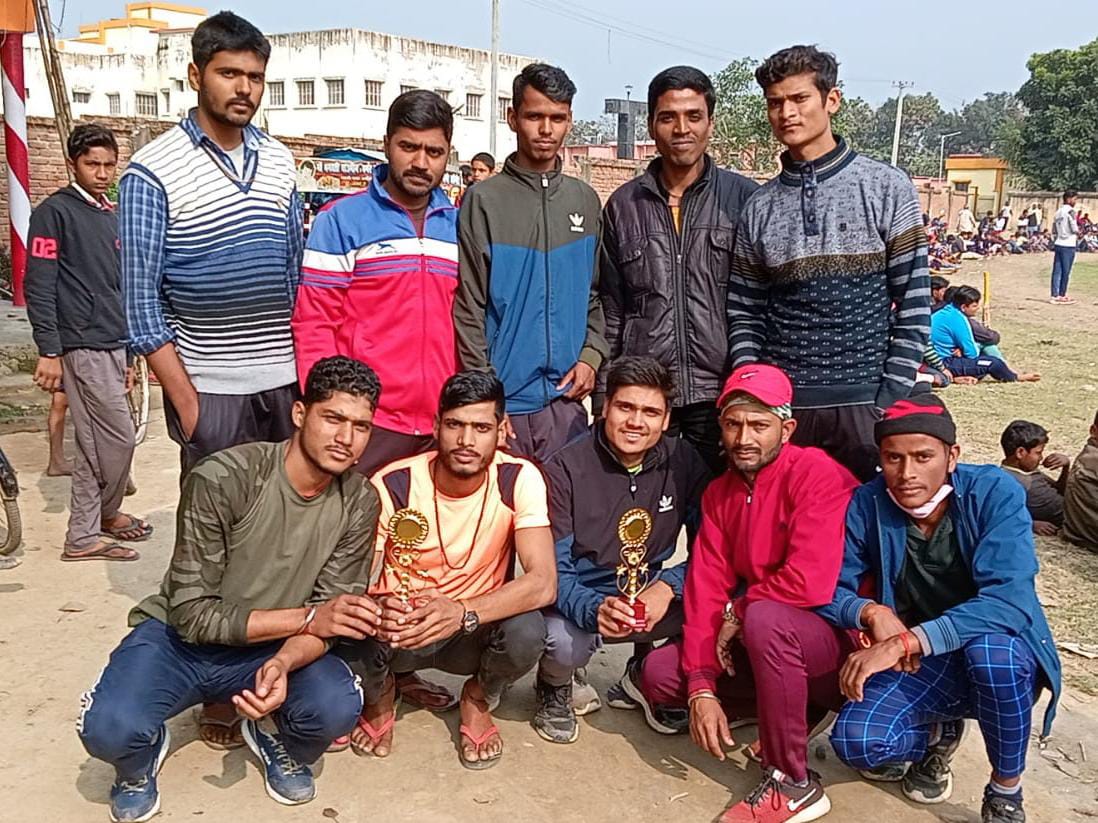 प्रखंड स्तरीय दौड़ प्रतियोगिता में विभिन्न गांवों के बालकों ने जीत हासिल कर किया अपने गांव का नाम रौशन 2 IMG 20220112 WA0010