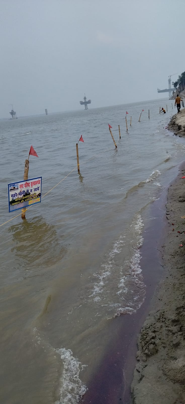 मकर संक्रांति को लेकर अजगैबीनाथ गंगा घाट में स्थानीय पदाधिकारीयो के द्वारा बेरिकेटिंग एवं एसडीआरएफ टीम को लगाए गए । 1 IMG 20220114 WA0007