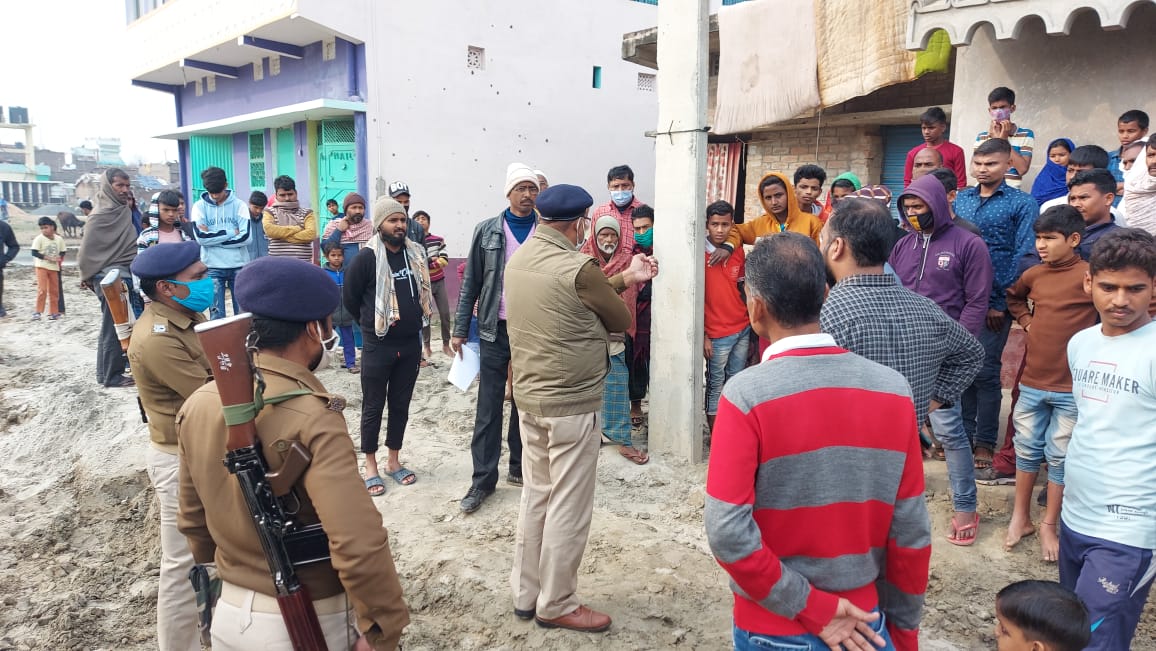 सुल्तानगंज के दिलगौरी गांव में गांव के पड़ोसी द्वारा हथियार के बल पर जमीन पर अवैध कब्जा। 2 IMG 20220114 WA0009