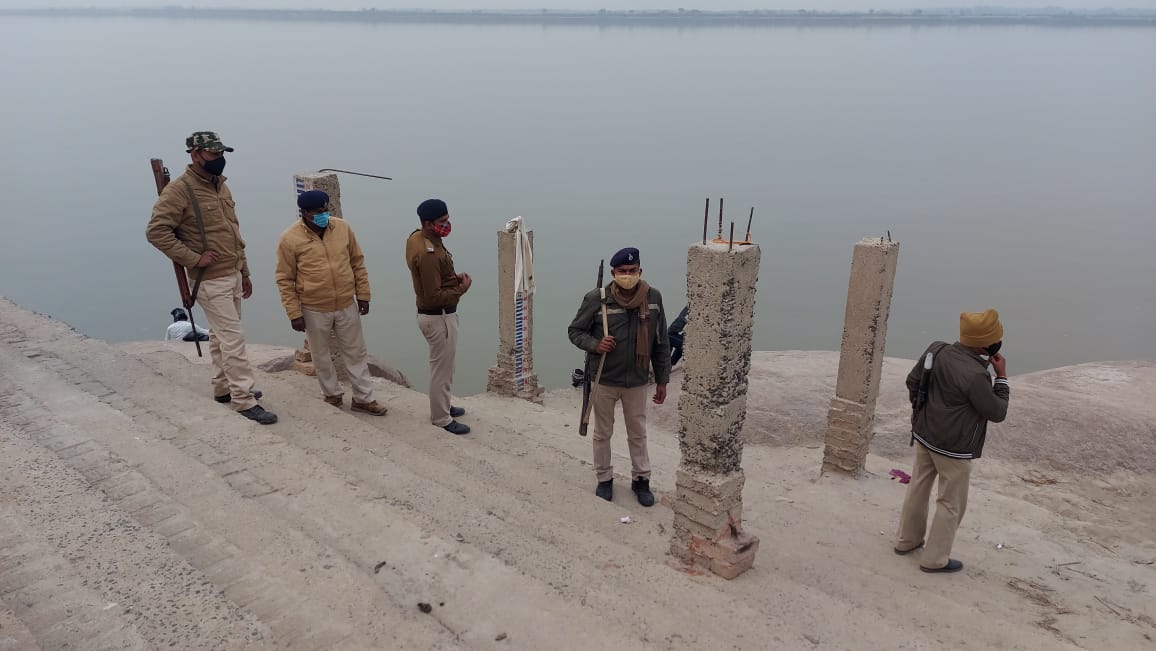 ओमीक्रोन एंव बढते करोना महामारी को लेकर मकर संक्रांति के दिन अजगैबीनाथ उत्तरवाहिनी गंगा घाटो मे शिव भक्तों भीड नहीं पहुंची।। 1 IMG 20220114 WA0010