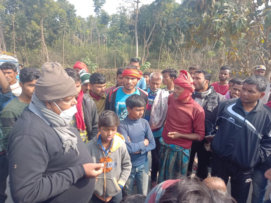 अमरपुर व बभनगामा के किसानो ने खाद की कालाबाजारी व किल्लत के विरोध में 14 नम्बर सड़क को किया घँटों जाम,खाद के अभाव में खराब हो रही फसलें ।। Inquilabindia 3 IMG 20220121 WA0027