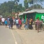 अमरपुर व बभनगामा के किसानो ने खाद की कालाबाजारी व किल्लत के विरोध में 14 नम्बर सड़क को किया घँटों जाम,खाद के अभाव में खराब हो रही फसलें ।। Inquilabindia